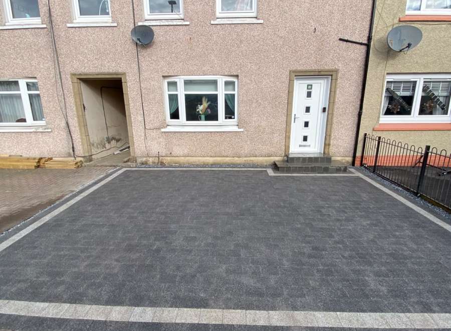 Indie Paving driveway in Blantyre with A&G Plazza Salt & Pepper blocks and a new entrance step